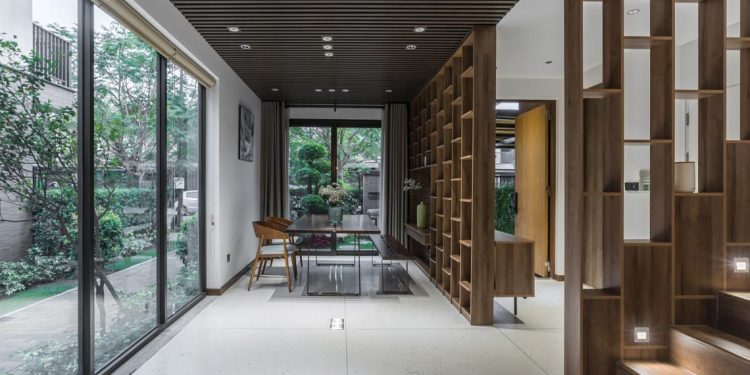 Ngôi nhà với gam màu trầm của gỗ - 1