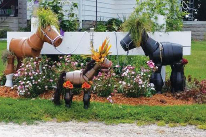 Ngựa con từ chậu đất nung