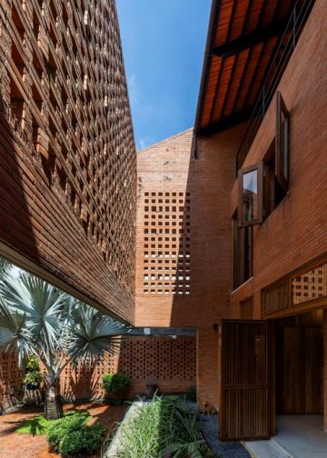 Những lỗ gạch dịu dàng đón nắng hắt - 25