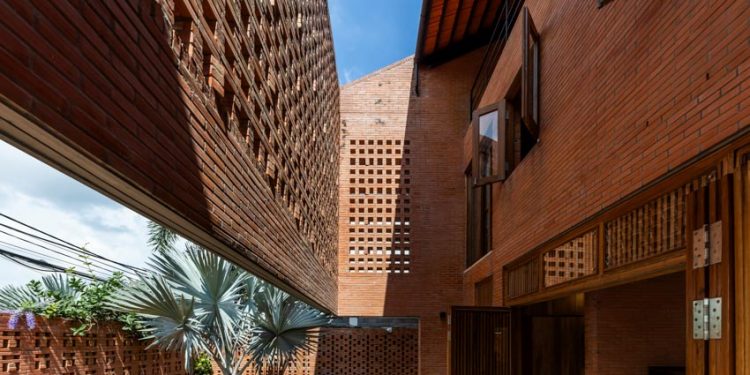 Những lỗ gạch dịu dàng đón nắng hắt - 25