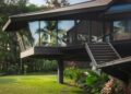 Nhà gỗ cháy bên biển Goa: khi kết cấu thôi cần che giấu