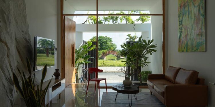 Nhà Long An: Hiện đại dưới mái ngói thân quen - 3