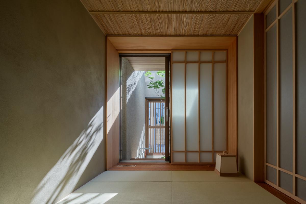 Phòng kiểu Nhật lát tatami với cửa shoji lọc nắng