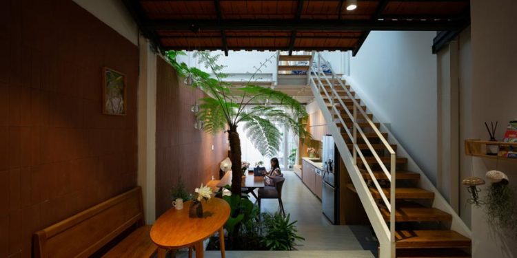 Nhà phố lệch tầng, kín đáo và tươi sáng - 20