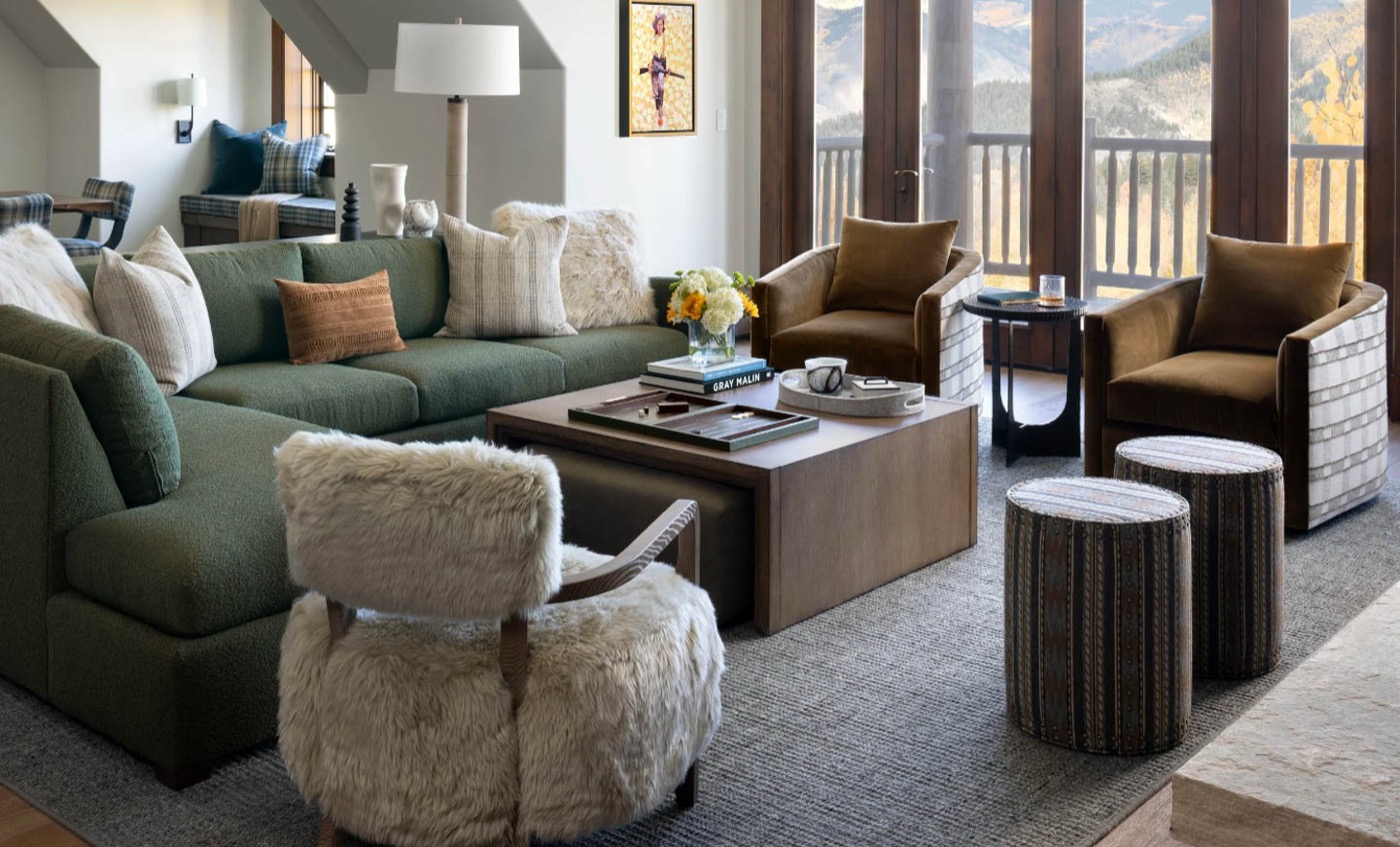 Phòng khách tông xanh rêu với sofa và điểm nhấn đất nung