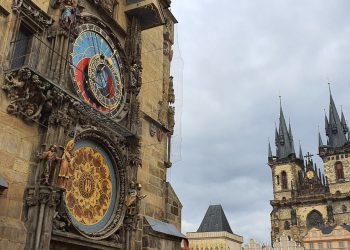 Đồng hồ thiên văn ở Praha và nghi thức chuyển giờ kỳ lạ