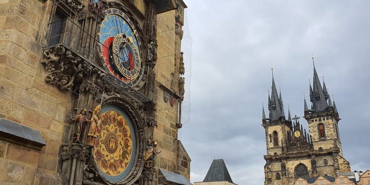 Đồng hồ thiên văn ở Praha và nghi thức chuyển giờ kỳ lạ