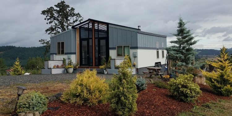 Hai ngôi nhà nhỏ được nối liền bởi khoảng sân hoàn hảo