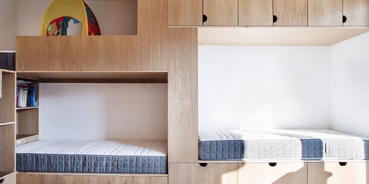 Phòng ngủ với giường tầng dành cho ba đứa trẻ-1