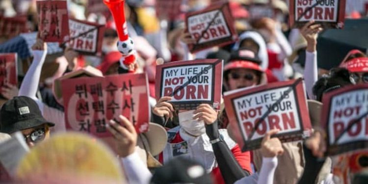 Phụ nữ và cuộc chiến chống lại các chuẩn mực nhan sắc của nam giới-5