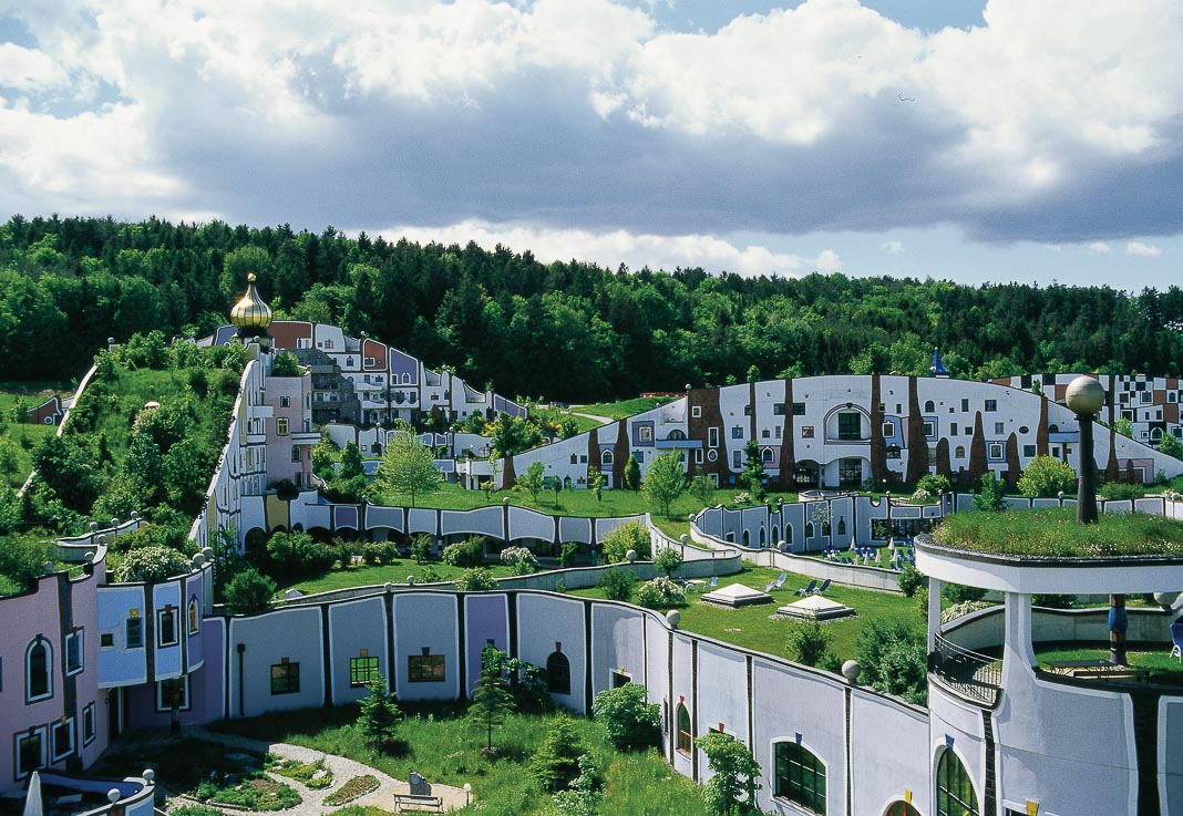 Những mái nhà xanh là một nét đặc trưng của Rogner Bad Blumau