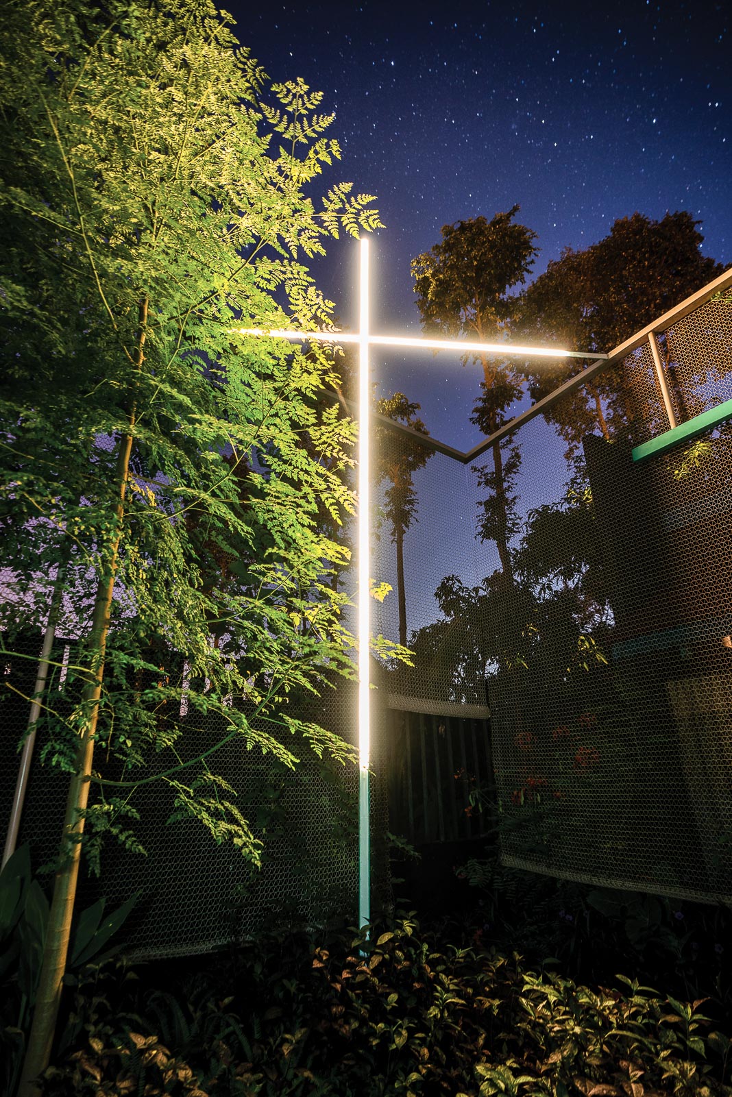 Khung cảnh hồ bơi và sân vườn vào buổi tối, ánh sáng hình cây thập tự tạo nên cảm xúc đặc biệt ấn tượng 2