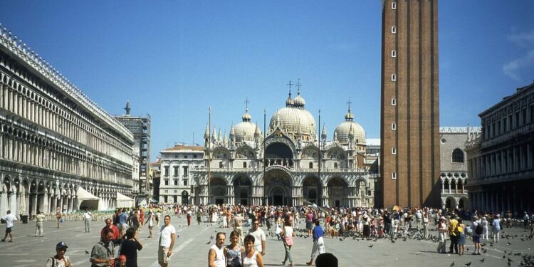 Phổ biến ở phương Tây nhưng vì sao quảng trường lại vắng bóng tại các đô thị cổ ở Việt Nam