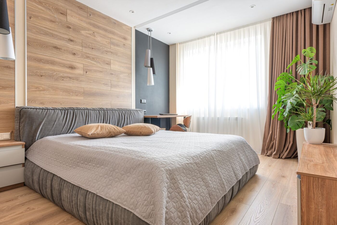 Phòng ngủ sáng với chi tiết gỗ tự nhiên