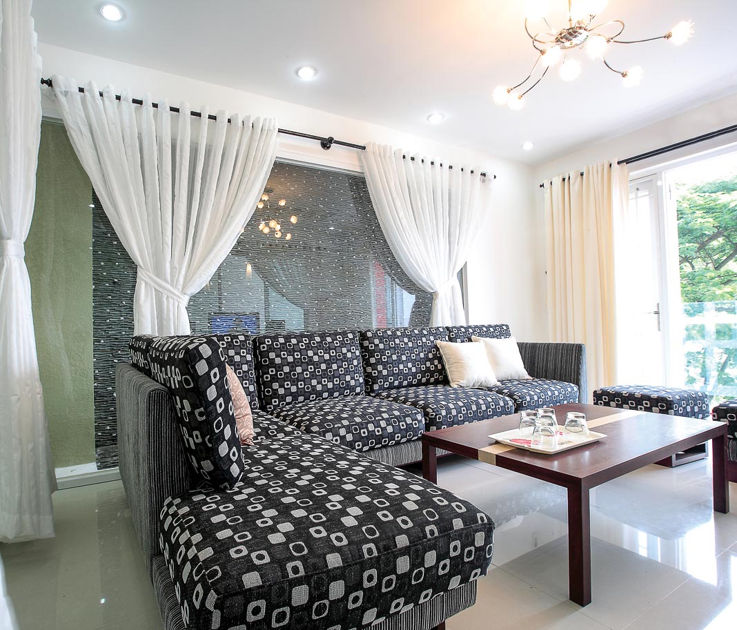 Từ cửa chính đến chỗ tiếp khách