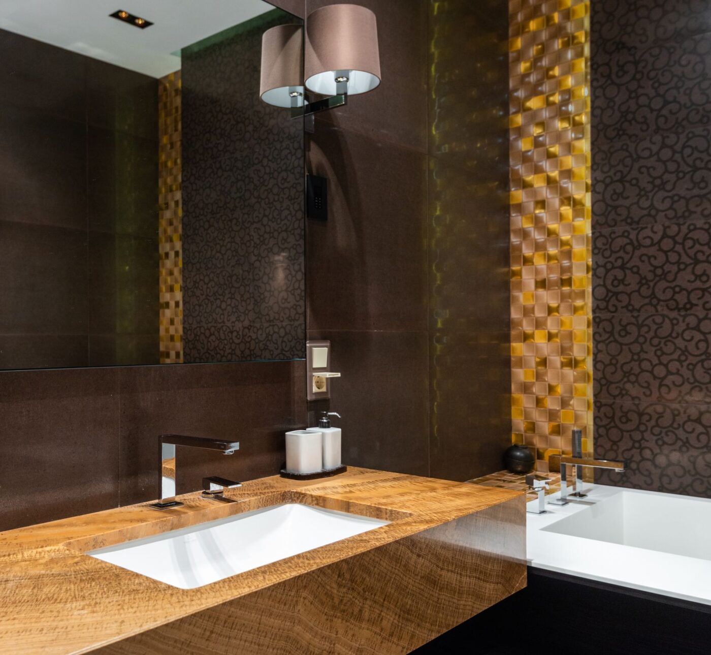 Phòng tắm với lavabo gỗ và bồn tắm elegant