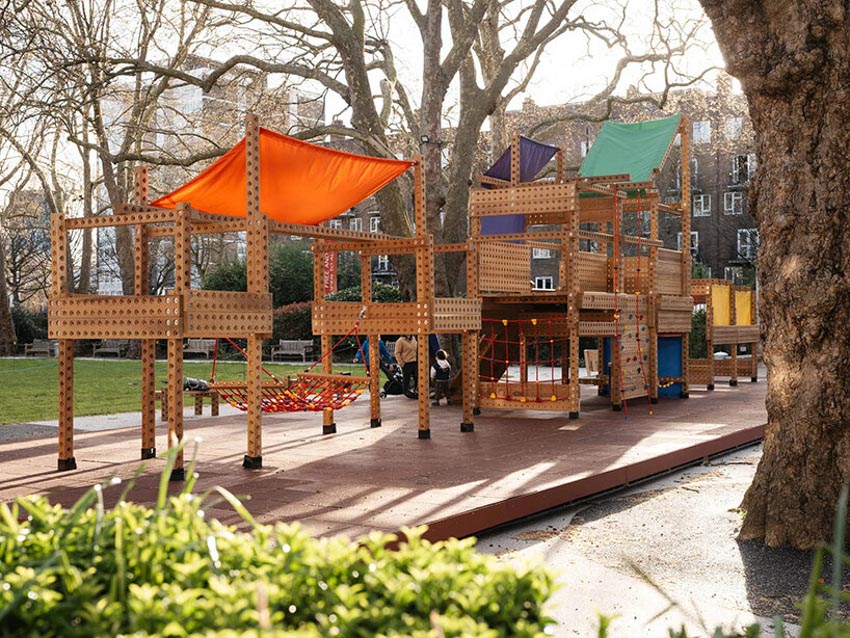 Cấu trúc playground mô-đun bằng gỗ Playrise với khung timber đục lỗ, dây leo và mái canvas nhiều màu - 1