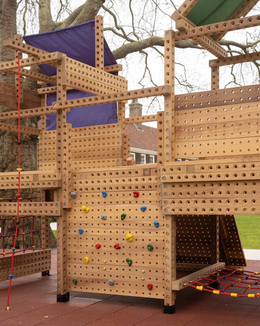 Cấu trúc playground mô-đun bằng gỗ Playrise với khung timber đục lỗ, dây leo và mái canvas nhiều màu - 10