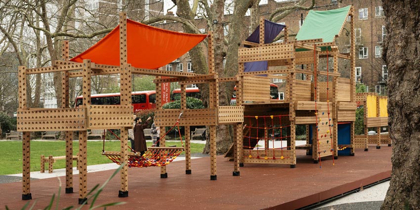 Cấu trúc playground mô-đun bằng gỗ Playrise với khung timber đục lỗ, dây leo và mái canvas nhiều màu - 11