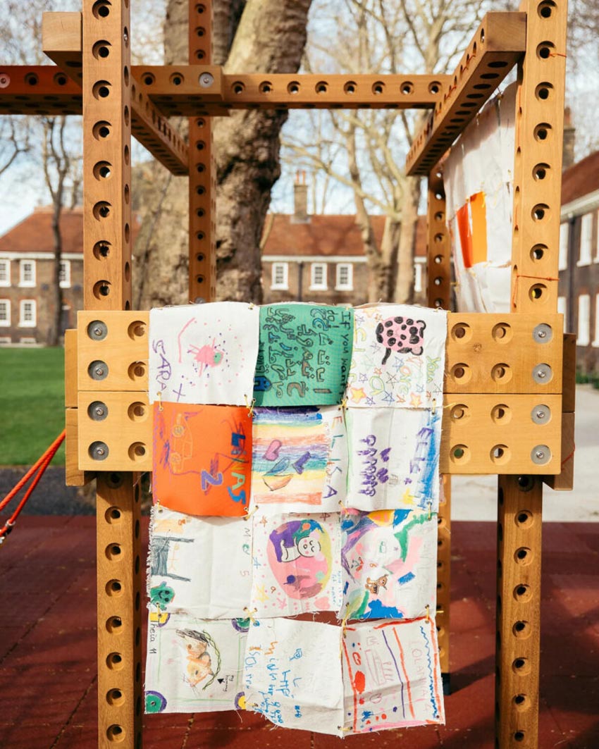 Cấu trúc playground mô-đun bằng gỗ Playrise với khung timber đục lỗ, dây leo và mái canvas nhiều màu - 2