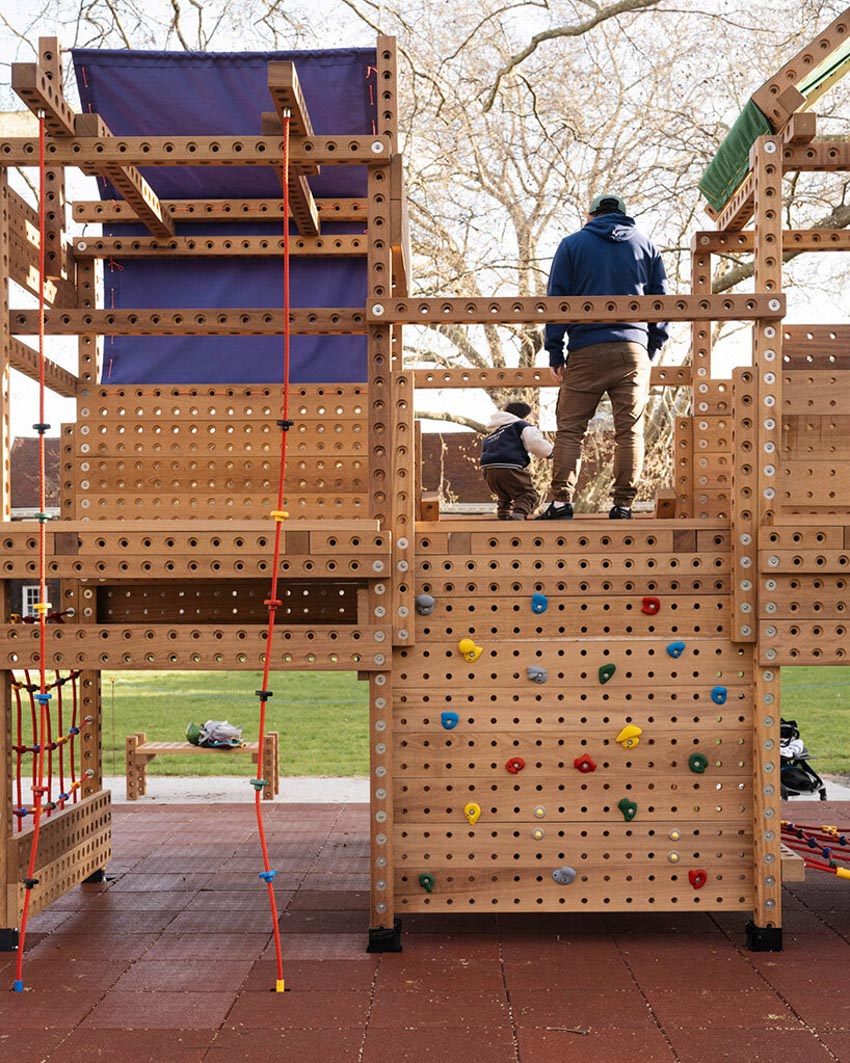 Cấu trúc playground mô-đun bằng gỗ Playrise với khung timber đục lỗ, dây leo và mái canvas nhiều màu - 4