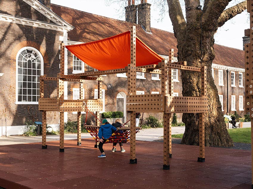 Cấu trúc playground mô-đun bằng gỗ Playrise với khung timber đục lỗ, dây leo và mái canvas nhiều màu - 5