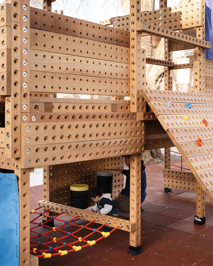 Cấu trúc playground mô-đun bằng gỗ Playrise với khung timber đục lỗ, dây leo và mái canvas nhiều màu - 6