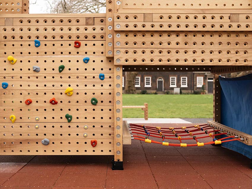 Cấu trúc playground mô-đun bằng gỗ Playrise với khung timber đục lỗ, dây leo và mái canvas nhiều màu - 7