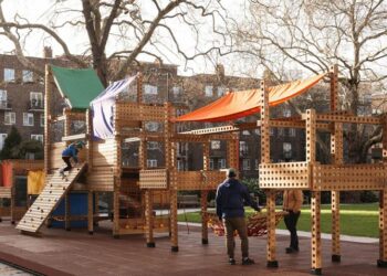 Cấu trúc playground mô-đun bằng gỗ Playrise với khung timber đục lỗ, dây leo và mái canvas nhiều màu - 8