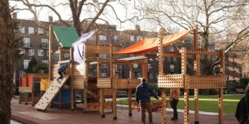 Cấu trúc playground mô-đun bằng gỗ Playrise với khung timber đục lỗ, dây leo và mái canvas nhiều màu - 8