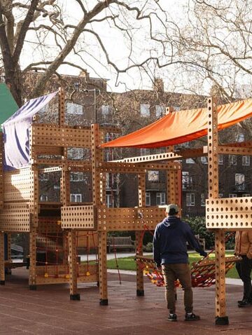 Cấu trúc playground mô-đun bằng gỗ Playrise với khung timber đục lỗ, dây leo và mái canvas nhiều màu - 8