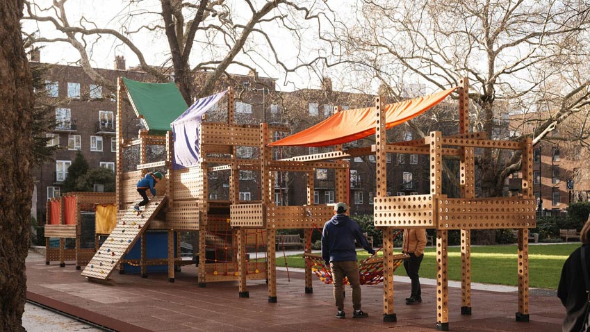 Cấu trúc playground mô-đun bằng gỗ Playrise với khung timber đục lỗ, dây leo và mái canvas nhiều màu - 8