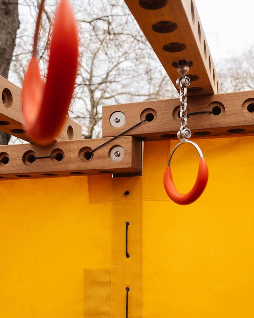 Cấu trúc playground mô-đun bằng gỗ Playrise với khung timber đục lỗ, dây leo và mái canvas nhiều màu - 9