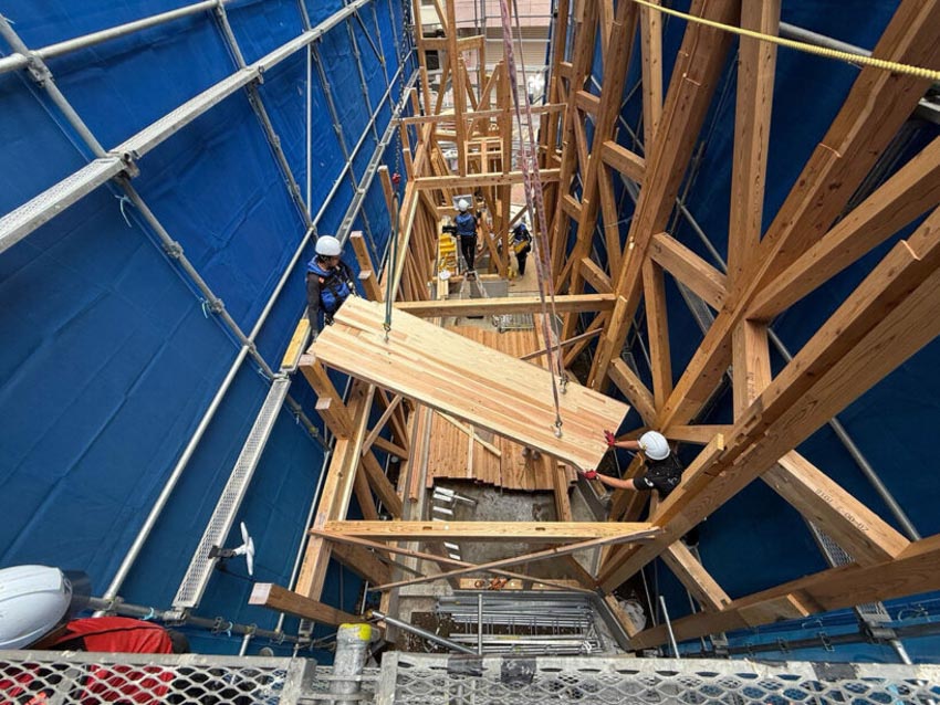 Công trình Prewood bằng gỗ tại Tokyo với mặt đứng cedar và thiết kế module lắp ghép trong không gian đô thị chật hẹp - 9