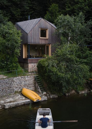 Neo đậu bên hồ