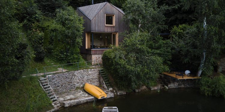 Neo đậu bên hồ