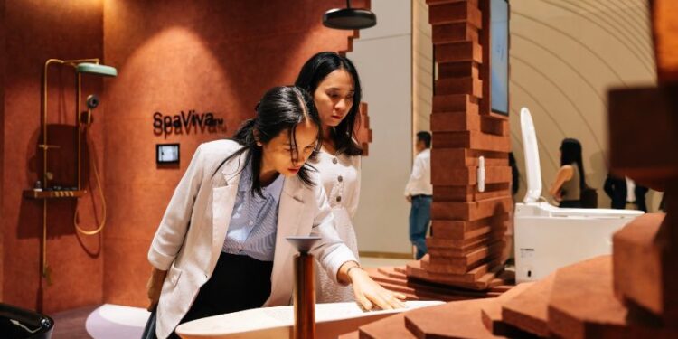 Khách tham quan trải nghiệm sản phẩm Rita Võ và Kohler