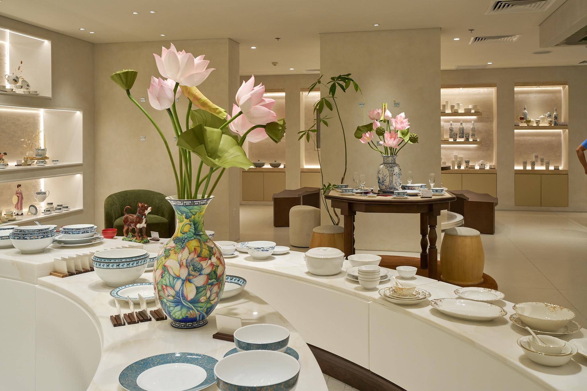 Không gian trưng bày mới của showroom Minh Long