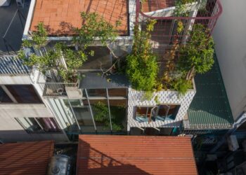 Nhà trong ngõ 2,5m: một cột thép đỏ và sự tự do của mặt bằng