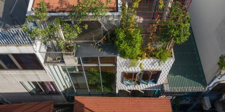 Nhà trong ngõ 2,5m: một cột thép đỏ và sự tự do của mặt bằng