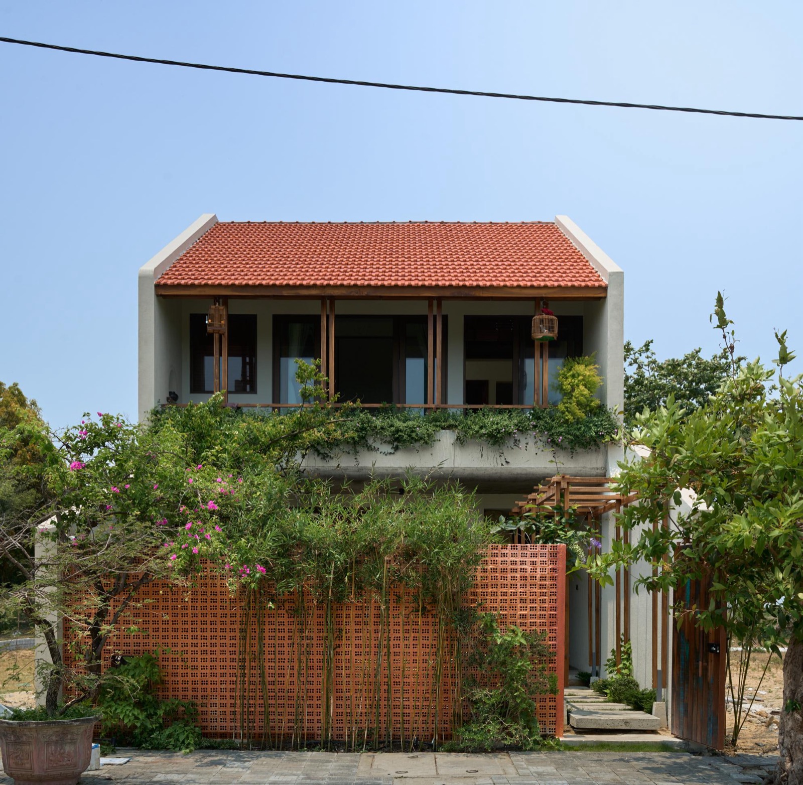 Lan Nhi House – mặt tiền kiến trúc mở với hệ vỏ gạch rỗng