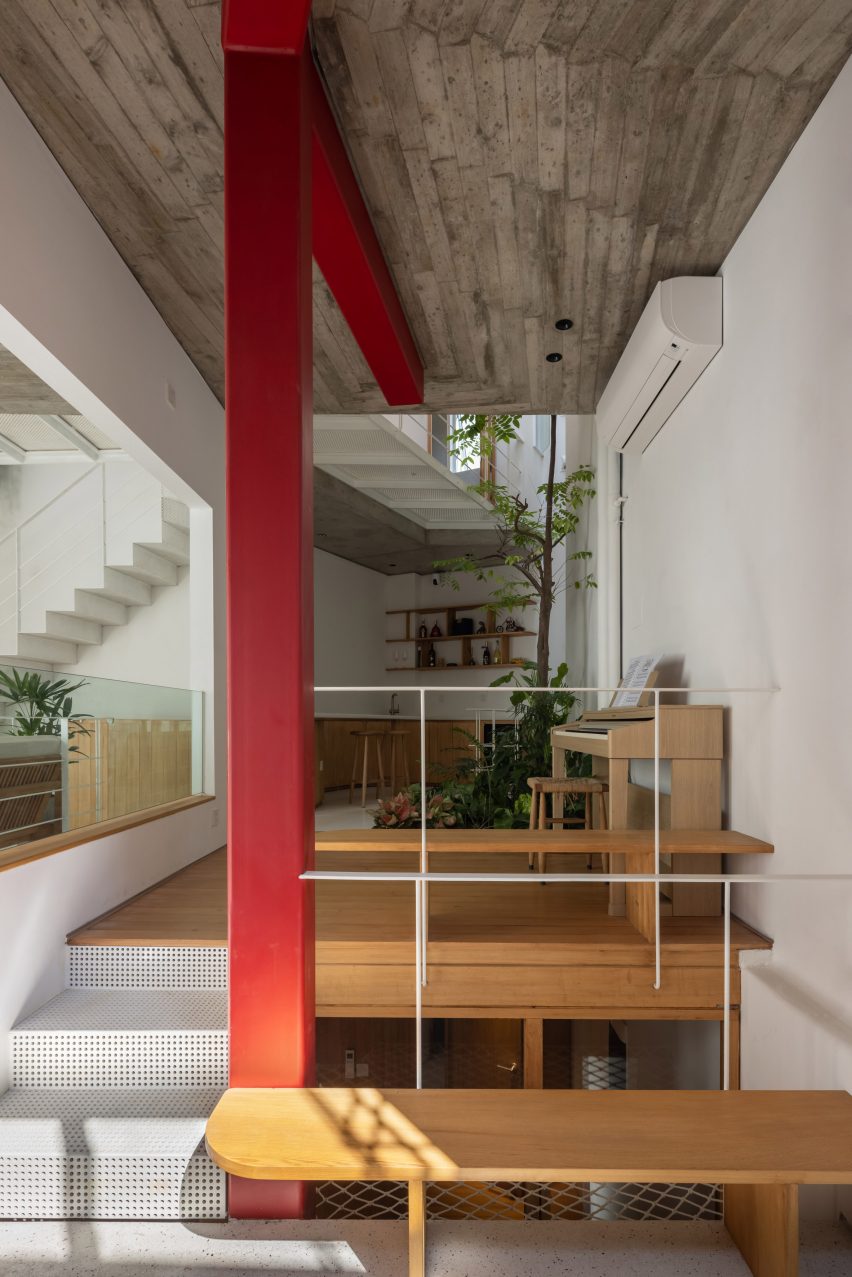Cột thép đỏ tổ chức không gian TH+ House