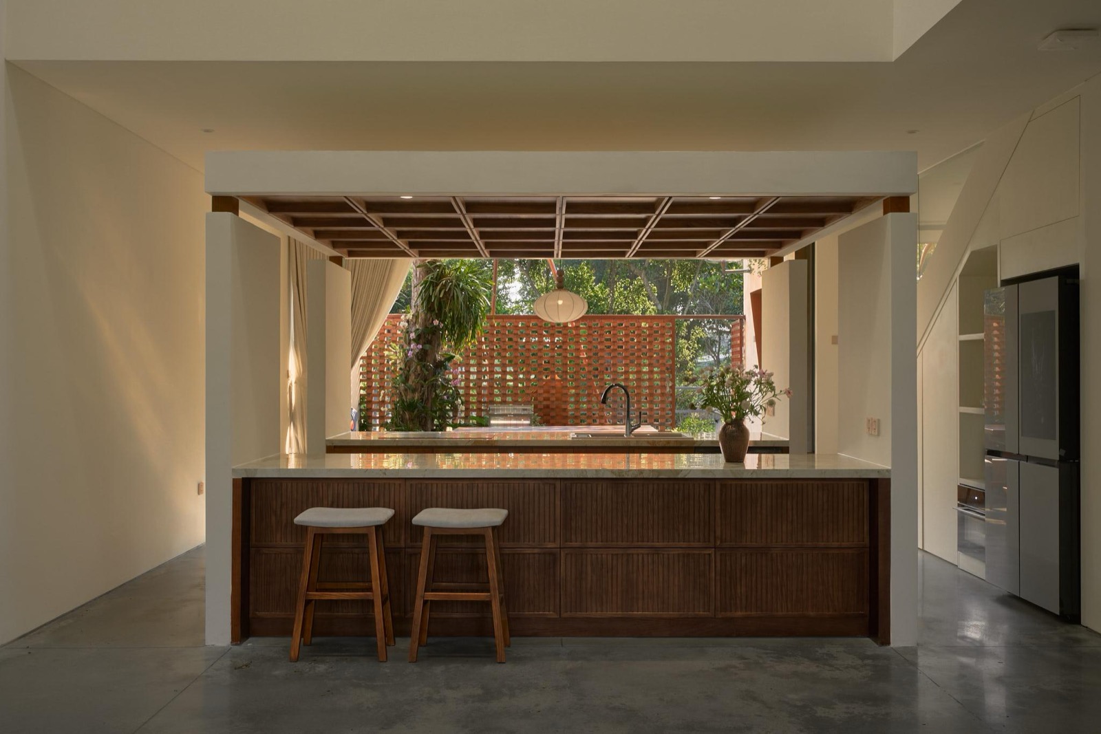 Bếp đặt ở trung tâm Lan Nhi House kết nối các không gian sinh hoạt