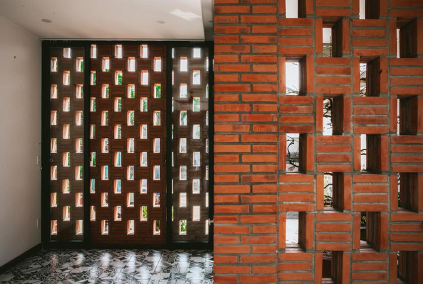 Mặt tiền gạch thô và khu vườn trung tâm của Small House 01 tại TP.HCM, thiết kế bởi 90odesign - 12