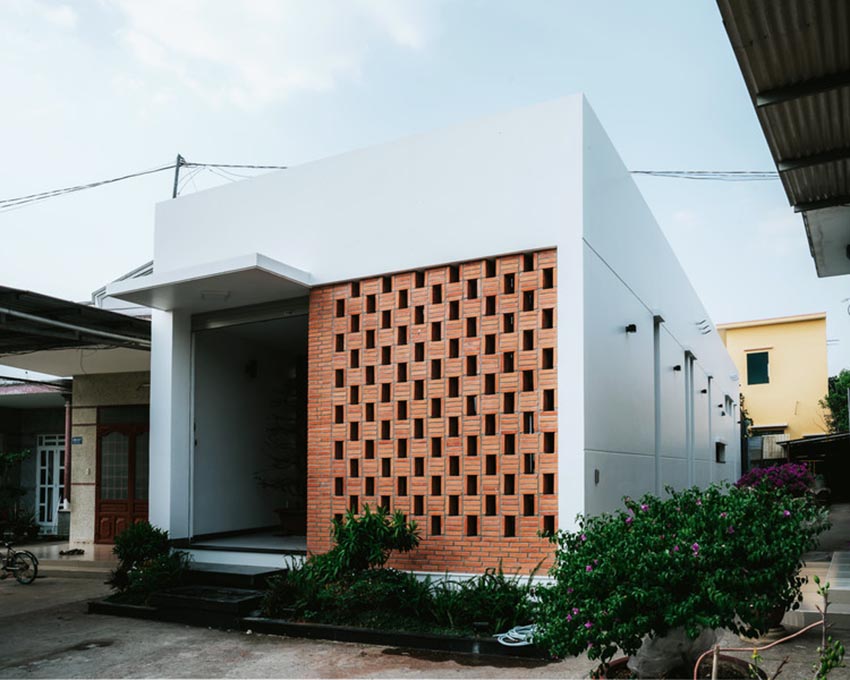 Mặt tiền gạch thô và khu vườn trung tâm của Small House 01 tại TP.HCM, thiết kế bởi 90odesign - 2