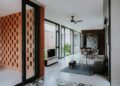 Mặt tiền gạch thô và khu vườn trung tâm của Small House 01 tại TP.HCM, thiết kế bởi 90odesign - 3