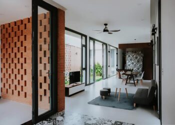 Mặt tiền gạch thô và khu vườn trung tâm của Small House 01 tại TP.HCM, thiết kế bởi 90odesign - 3