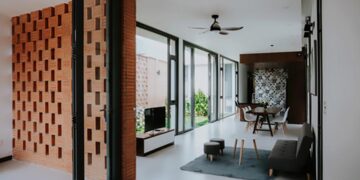 Mặt tiền gạch thô và khu vườn trung tâm của Small House 01 tại TP.HCM, thiết kế bởi 90odesign - 3