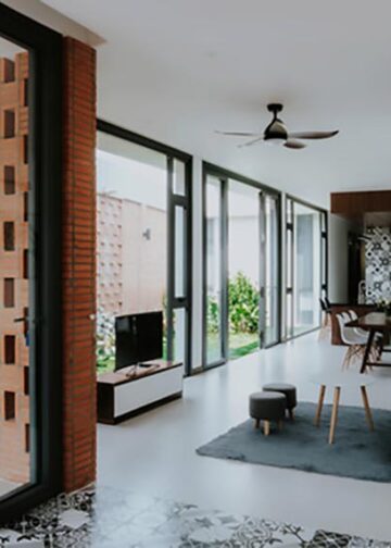 Mặt tiền gạch thô và khu vườn trung tâm của Small House 01 tại TP.HCM, thiết kế bởi 90odesign - 3