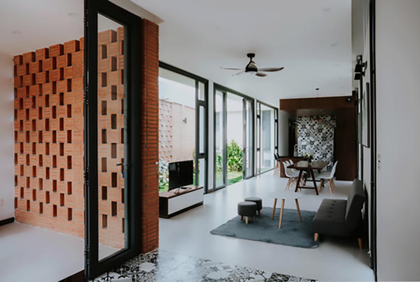 Mặt tiền gạch thô và khu vườn trung tâm của Small House 01 tại TP.HCM, thiết kế bởi 90odesign - 3